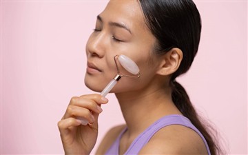 Jak używać wałka Rose Quartz i korzyści