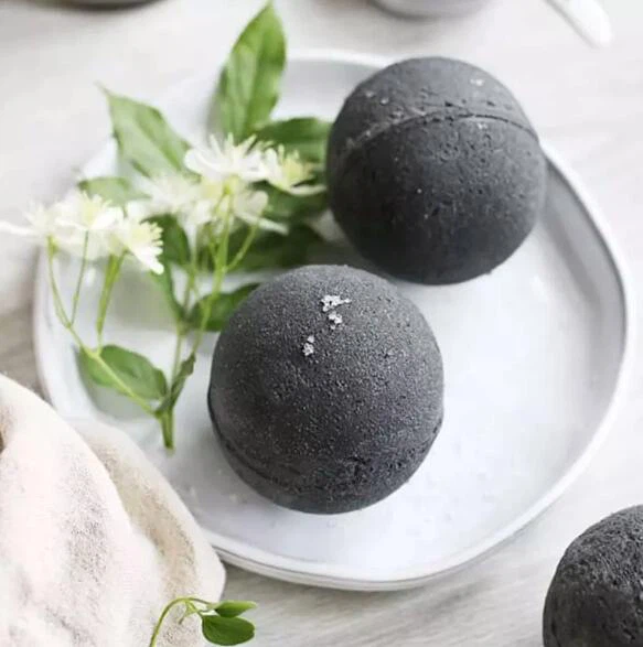 Organiczna czarna bomba do kąpieli