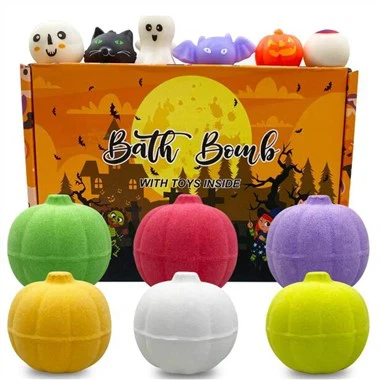 Bomby do kąpieli z halloweenowymi zabawkami w środku